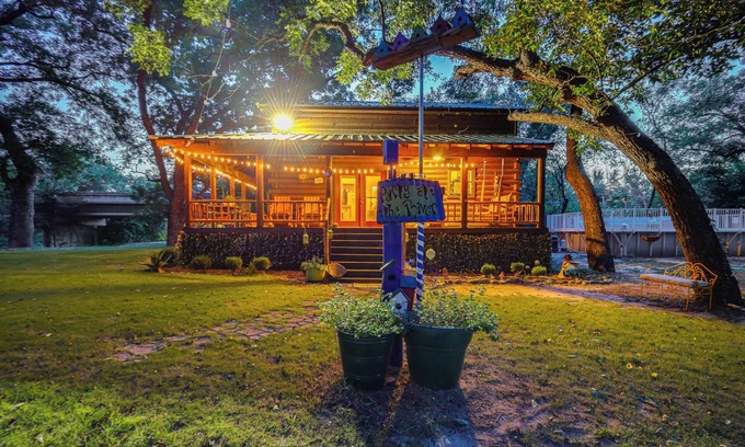 Evant Cabina | Private Pool: Fun Riverfront Retreat in Hamilton!