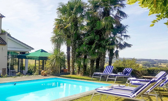 Duras Villa | Piscina, vista, aire acondicionado, a pie de la ciudad, mercado, restaurantes