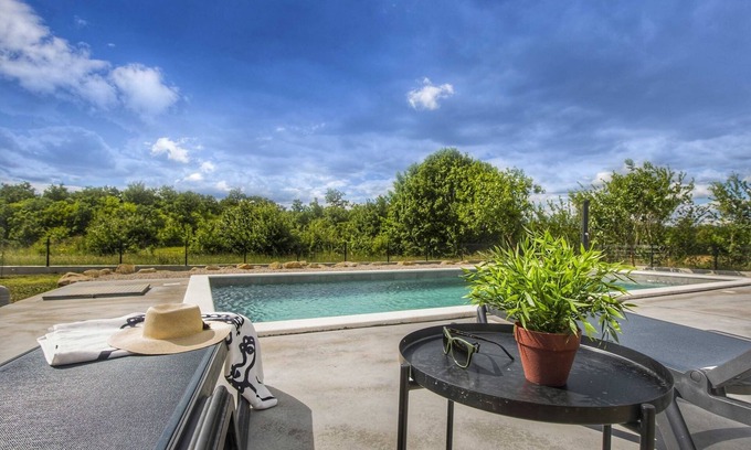 Ripenda Verbanci Apartamento | Private Pool with Relaxing Nature View - Apt Mirna