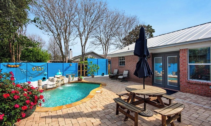 Gulf Breeze Casa | 🏖️Private Pool-Pet Friendly-Tiki Bar-3BR Village Oasis