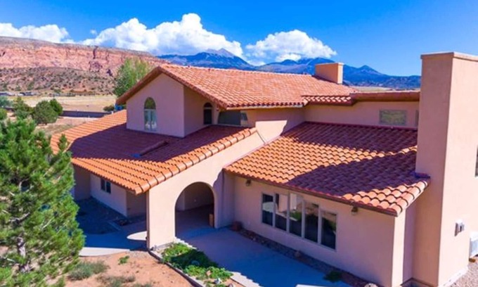 Moab South Valley Casa | The Cliff View House: 5 habitaciones espaciosas, 3400 pies cuadrados en casa en 2 acres muy privados