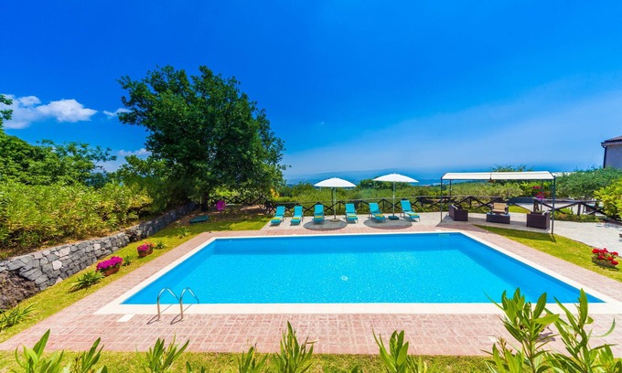 Piedimonte Etneo Villa | Piscina privada, vistas al mar, suites