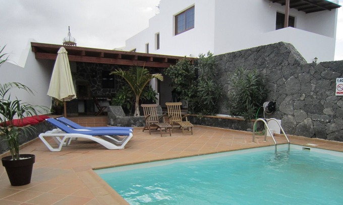Tinajo Villa | Piscina climatizada privada, barbacoa, zona de descanso y entretenimiento