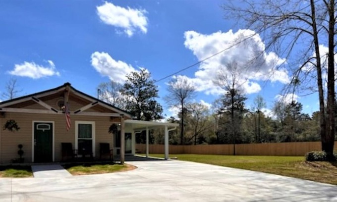 Stone County Cabaña | Private & Quiet Country Cottage close to town! Playground, Grill, Deck w/Seating