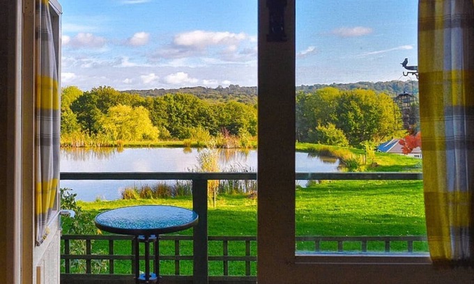 Hadlow Down Cabina | Private, quiet en-suite hut, glorious views, Perch Hut
