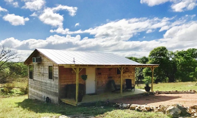 Fredericksburg Cabina | Private, quiet, rustic cabin. Minutes from Old Tunnel State Park