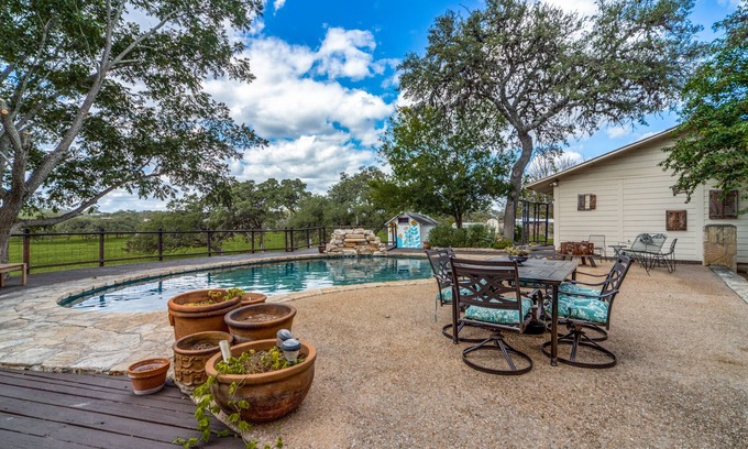 Boerne Casa | PRIVATE RANCH. 13 acres with wild deer, huge home, pool, GameRoom, fire pit