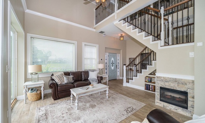 Davenport Otro | Private Ranch Style Home on Lake with gated access…couples retreat, very private