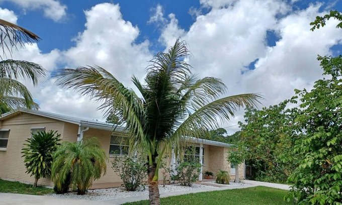 Greenacres Casa | Private, relaxing 1 bedroom vacation home & free parking