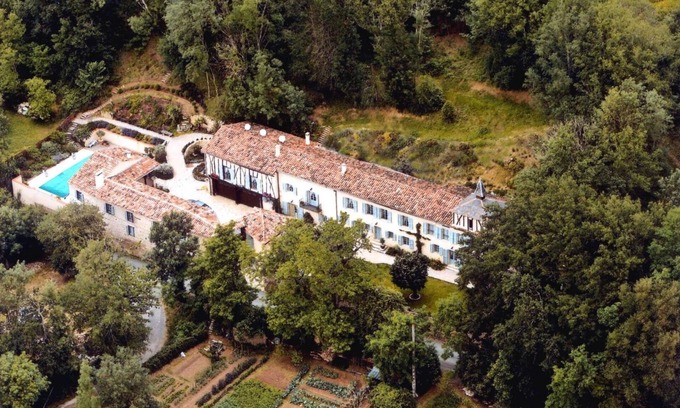 Castres Casa | Private residence in a 17th century French Estate with pool & beautiful gardens.