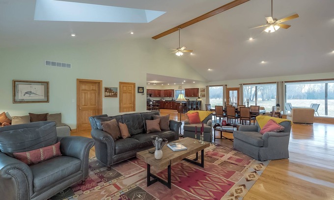 Versailles Casa | Private Residence on 37 Acres, 9 minutes to Keeneland.