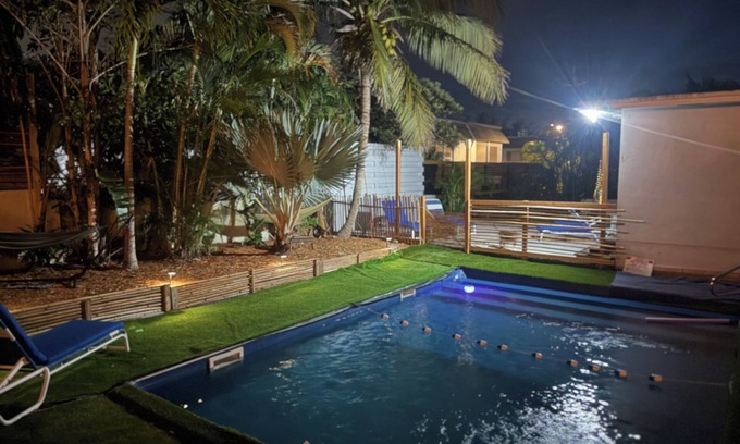 Lake Worth Corridor Complejo | Private resort sleeps 16, includes breakfast, coffee bar, pool & hot tub
