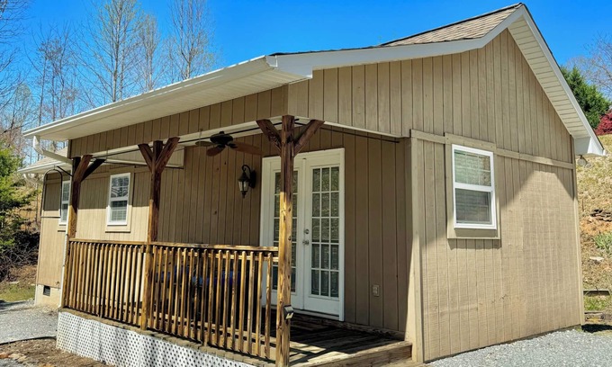 Marion Cabaña | Private Resort Cabin in Gated Community at Lake James
