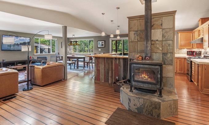 Sandpoint Casa | Private Retreat on 6 acres with 700' of Pack River frontage