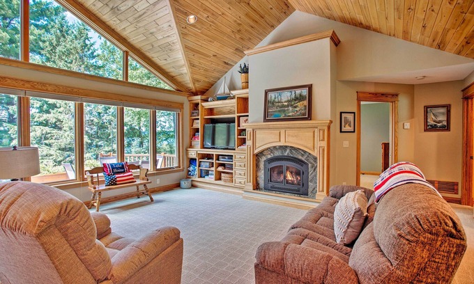 Solon Springs Cabina | NUEVO-Home w / Kayaks & Dock en Middle Eau Claire Lake