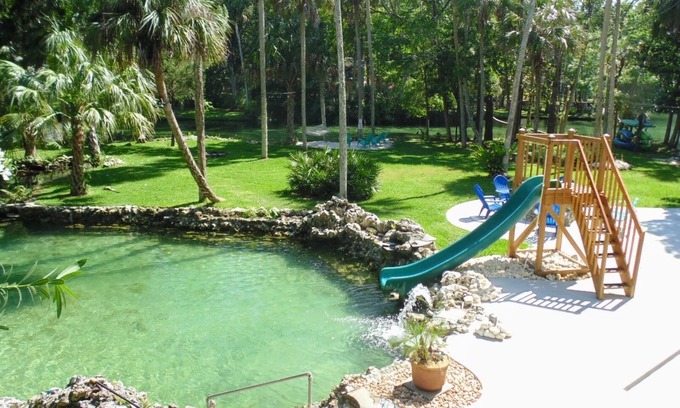 Homosassa Casa | Waterfront Homosassa Home w / Laguna, cubierta grande, muelle, fogatas y tobogán de agua!
