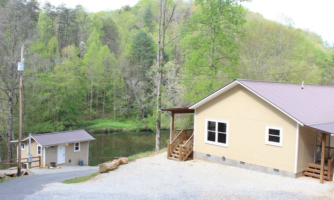 Cherokee Casa | A orillas del río 3 cama de la casa / 2 baño en el río Oconaluftee! Muelle privado!
