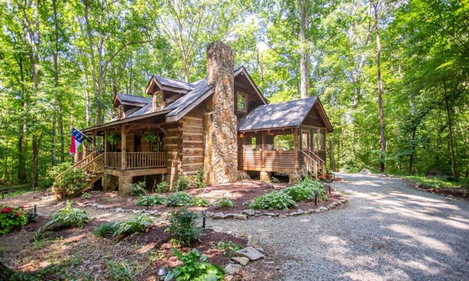 Elon Cabina | Private Riverfront Cabin: Kayaks, Ping Pong, Gym
