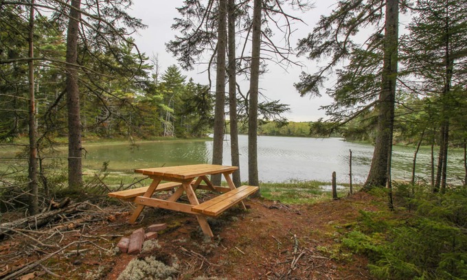 Waldoboro Casa | Retiro privado frente al río con futbolín y hoguera, con vista a una reserva natural.