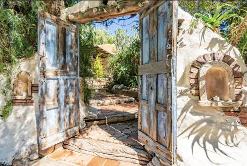 Canoga Park Casa | Private Romantic Escape, Hidden Gem w Hot Tub