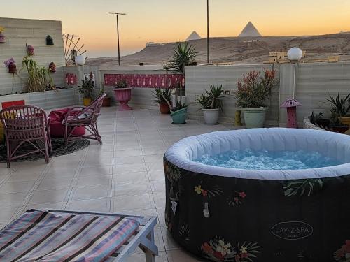 Pyramids Gardens Apartamento | private rooftop with hot jacuzzi and pyramids view