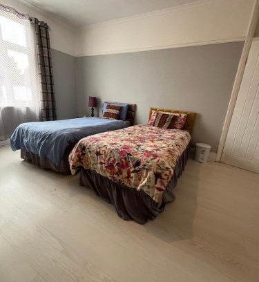 Cribbs Causeway Casa | Private Room 2 Near Southmead Hospital