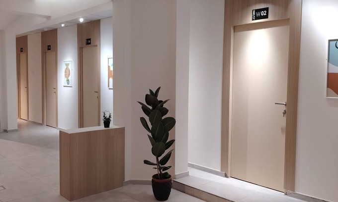 Buraydah Cabina | Private room 8m for men. Bed, AC, side table, Wi-Fi. Shared baths, lounges.