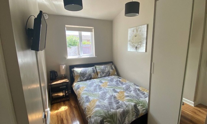 Warwick Apartamento | Private room and bathroom with own entrance near Warwick town ctr