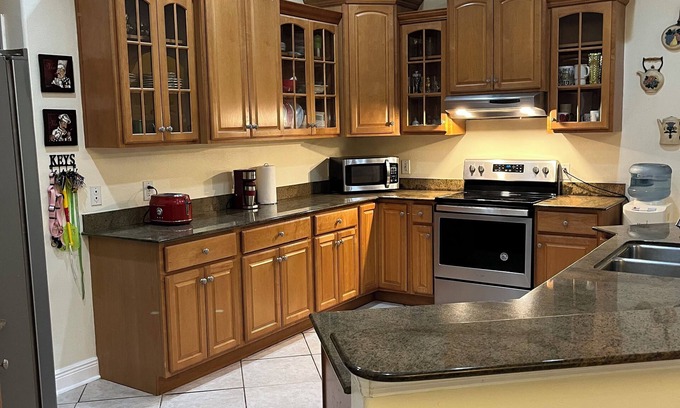 Town 'n' Country Casa | Private Room “B” with Shared Full Bathroom in Central Tampa
