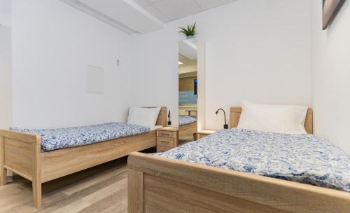 Ramstein-Miesenbach Apartamento | Private room #5 with 2 beds, ground floor, AC, only 2min to RAB