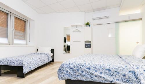 Ramstein-Miesenbach Apartamento | Private room #2 with King size & Single, ground floor, AC, 2min to RAB
