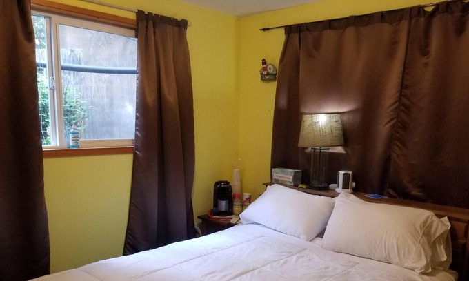 Nordland Casa | Private room/entrance, shared bathroom