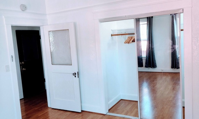 Berkeley Apartamento | private room in 3 bedroom unit 1 block from UCB. fully furnished, remodeled