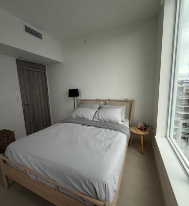 Surrey Apartamento | Private Room in a Three-Bedroom Penthouse in Surrey