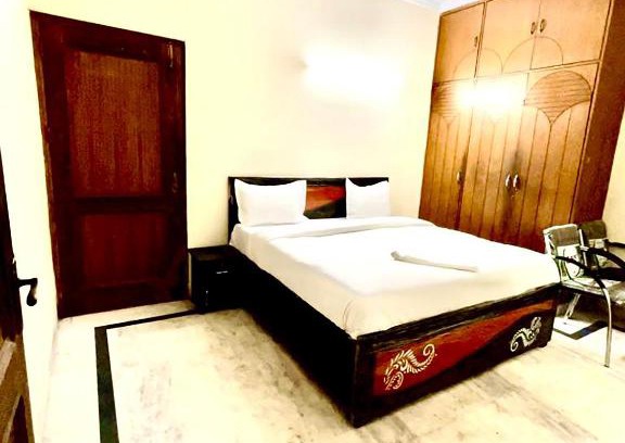 Block E Hotel | Private room in Kalka ji