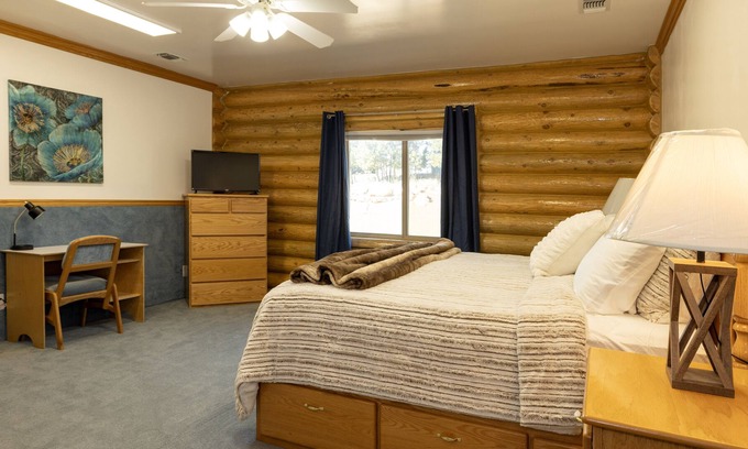 Hot Springs Cabina | Private Room in Rustic Cabin - Room 229