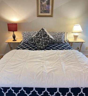 Fleetwood Casa | Private Room near Town Centre, Restaurants, Shopping & Bus to Skytrain F2