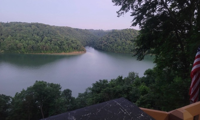 Byrdstown Apartamento | Private room. On lake