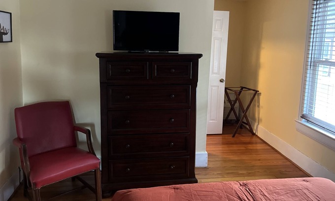 Berkeley Springs Apartamento | Private room with walking distance to town square, shopping, dining shows & more