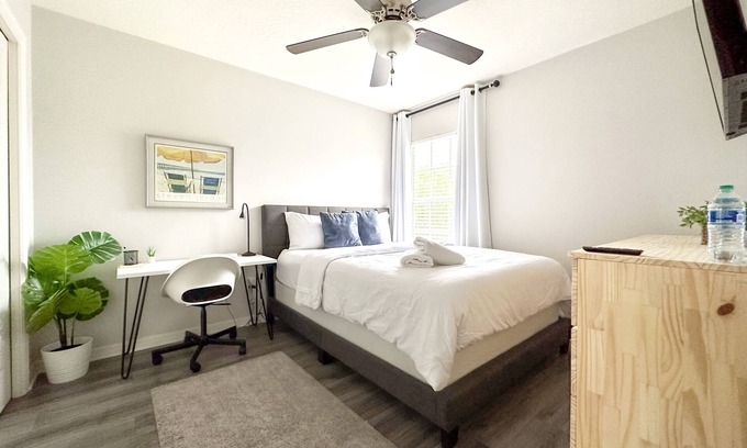 Ruskin Casa | Private Room w/wifi & minutes to I-75