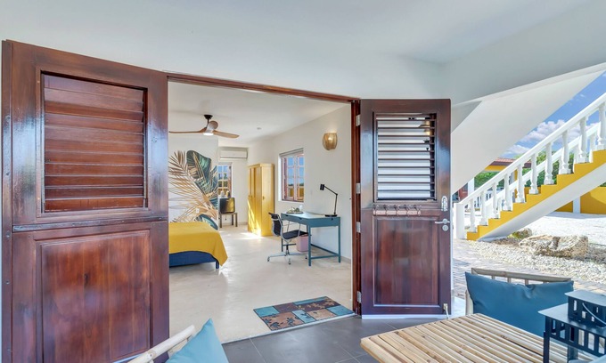 Kralendijk Casa | Private room with balcony (Ground Floor) - Boutique Hotel Wanapa
