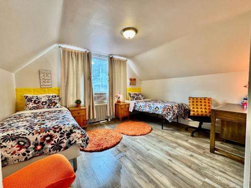 Rainier Valley Casa | Private room with two twin beds air conditioning and shared bathrooms located near SeaTac Airport and Downtown Seattle