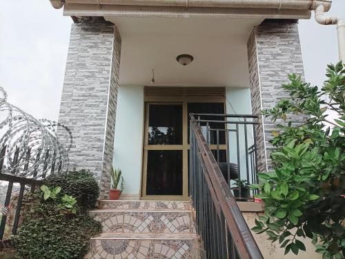 Kampala Cama Y Desayuno | Private room wz full DStv Package, Patio & Kitchenette