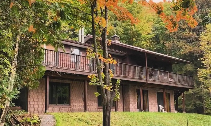 Minden Cabaña | Private Rustic Lodge w/ Lakefront Views