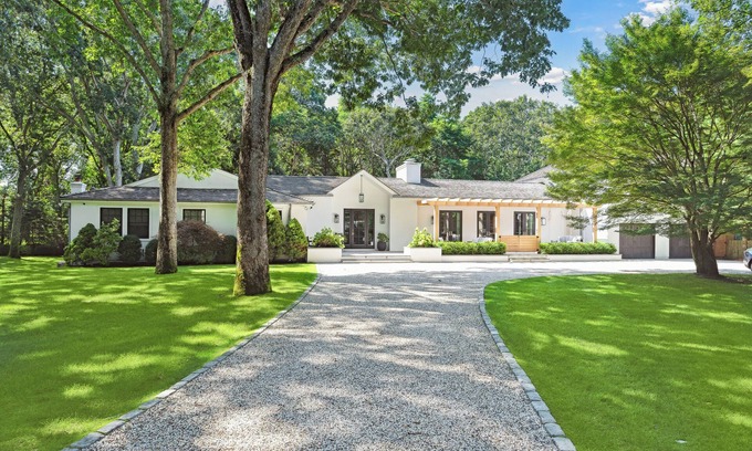 North Haven Casa | Private Sag Harbor estate on expansive property with sprawling manicured lawns