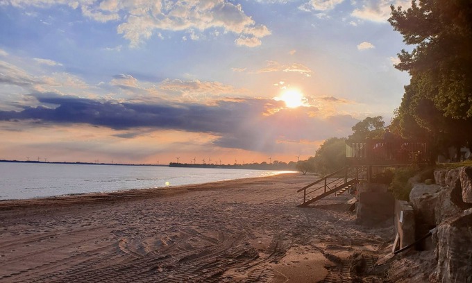 Wainfleet Cabaña | Private sand beach. Lakeview. Spacious LongBeachCottages.com – Cottage #10