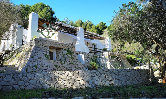 Castro Marina Chalet De Esquí | Private sea access garden house (house C)