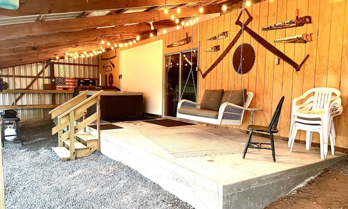 Tahlequah Cabina | Private setting in town with hot tub and fire pit! Unique, vintage decor!