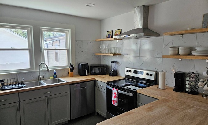 Oakdale Casa | Private Single Level Standalone House large lot