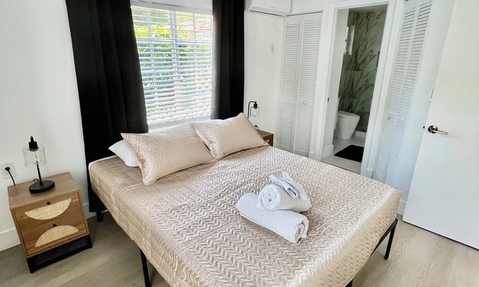 Ludlam Cabaña | Private smoke free cottage in Coral Gables free parking WiFi washer & dryer